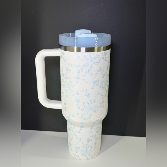 Stanley x LoveShackFancy Coquette Bow Winter Ice 40oz Quencher BNIB - Picture 4 of 9